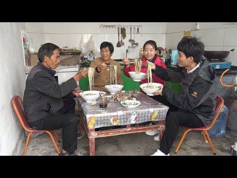 小夫妻煮4斤猪大骨,做酸辣米线,猪肉真多,全家人吃的笑开花